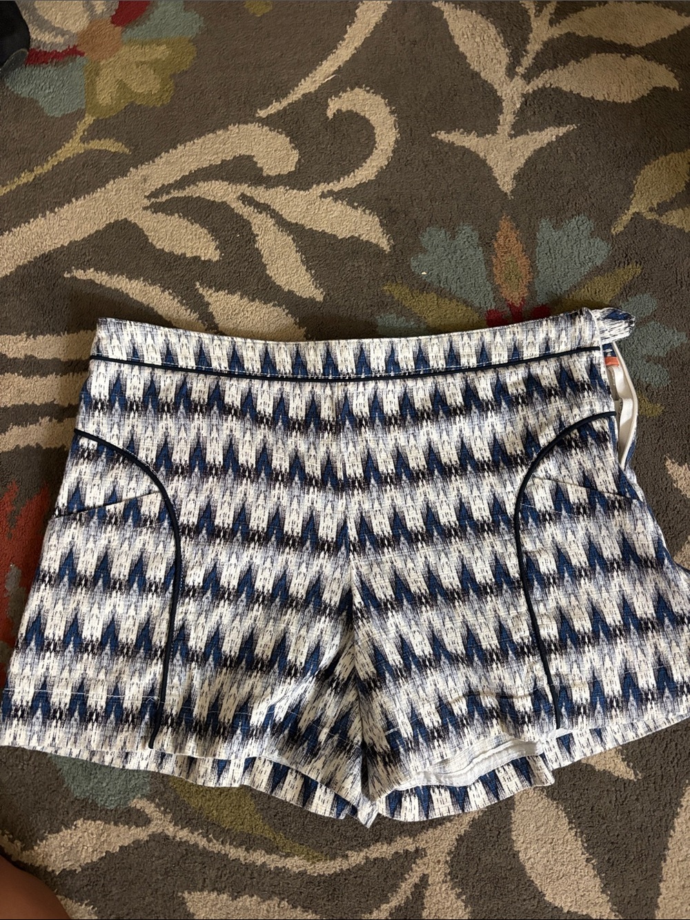 Cartonnier Blue and White High-Waist Patterned Shorts
